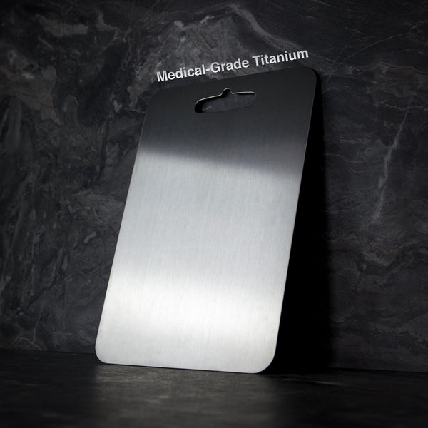 Planche à découper écologique PureSteel, résistante et sans microplastiques, pour une préparation des aliments sûre.