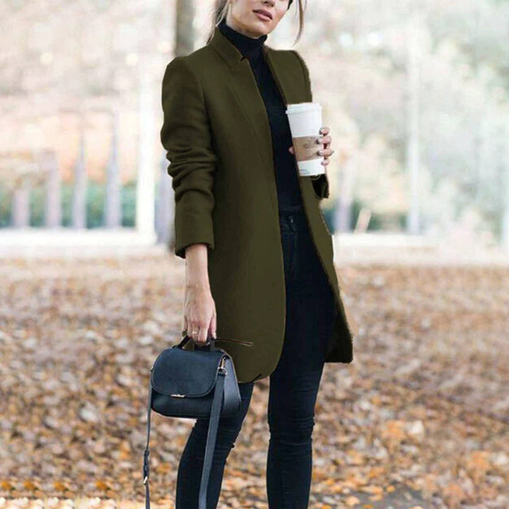 Femme en blazer long Aurore, look chic et professionnel au bureau. Veste élégante et moderne, vêtement polyvalent.