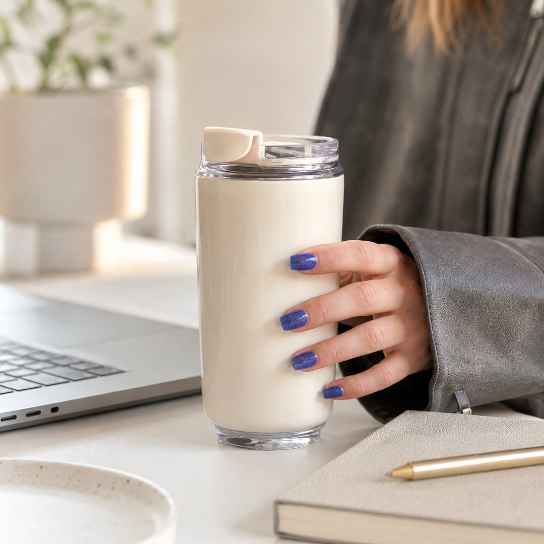 Tasse à café isotherme en acier inoxydable, design moderne, sans BPA. Parfaite pour vos boissons quotidiennes.
