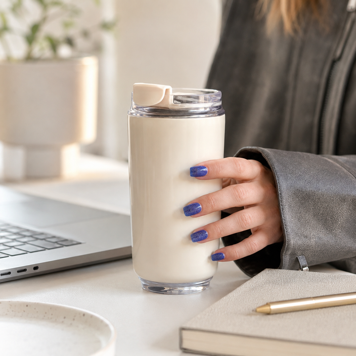 Tasse à café isotherme en acier inoxydable, design moderne, sans BPA. Parfaite pour vos boissons quotidiennes.
