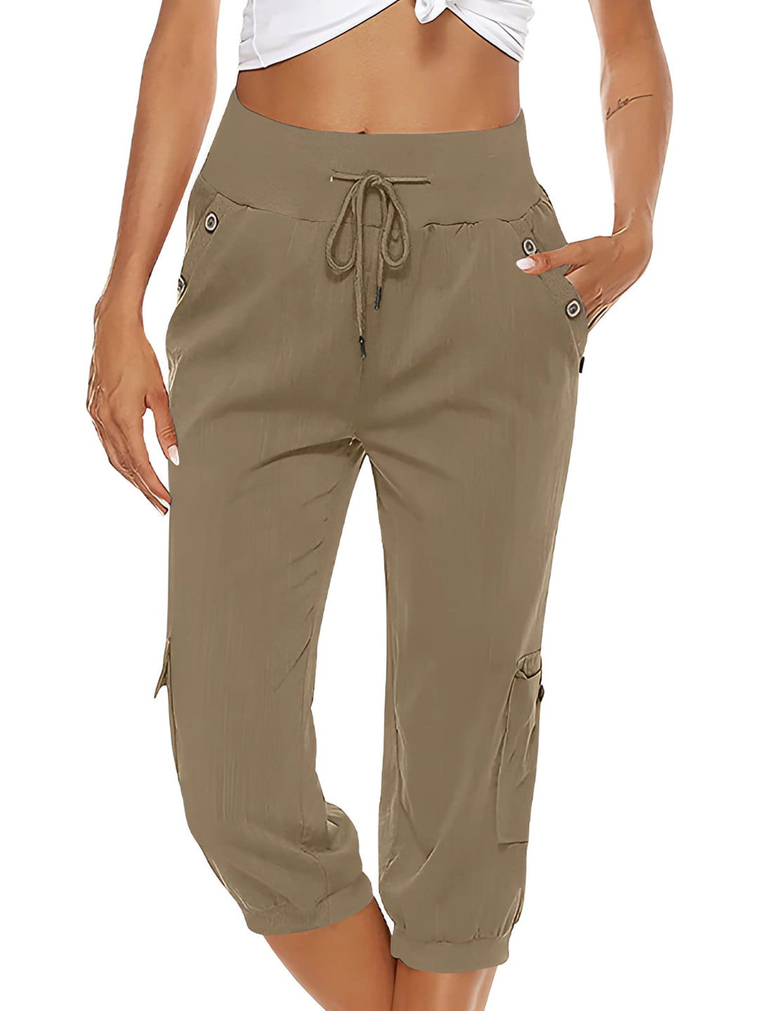 Pantalon capri vert tendance, un bas femme polyvalent pour une mode estivale décontractée.