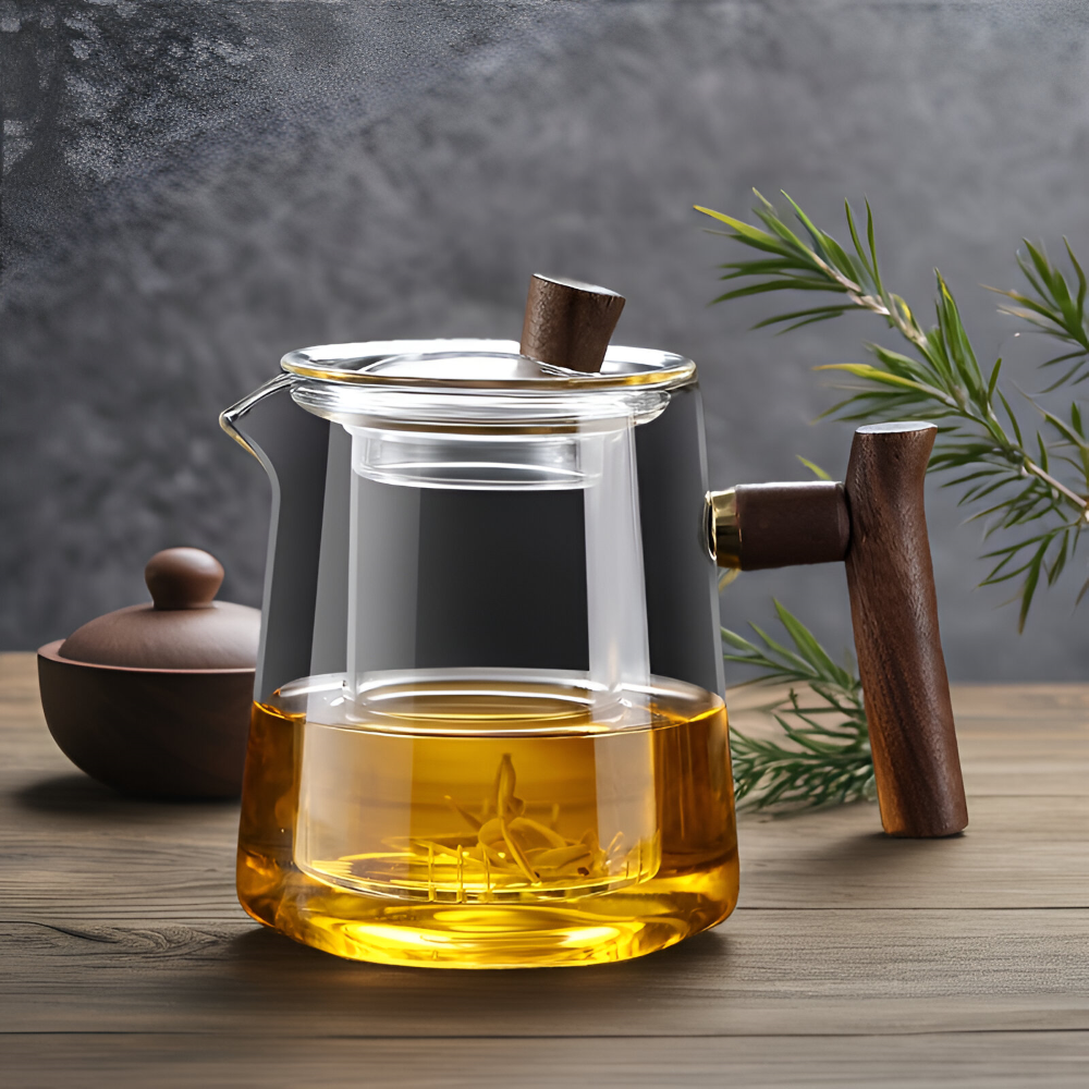 Théière en verre durable, filtre infuseur amovible et poignée en bois. Parfaite pour votre rituel du thé.
