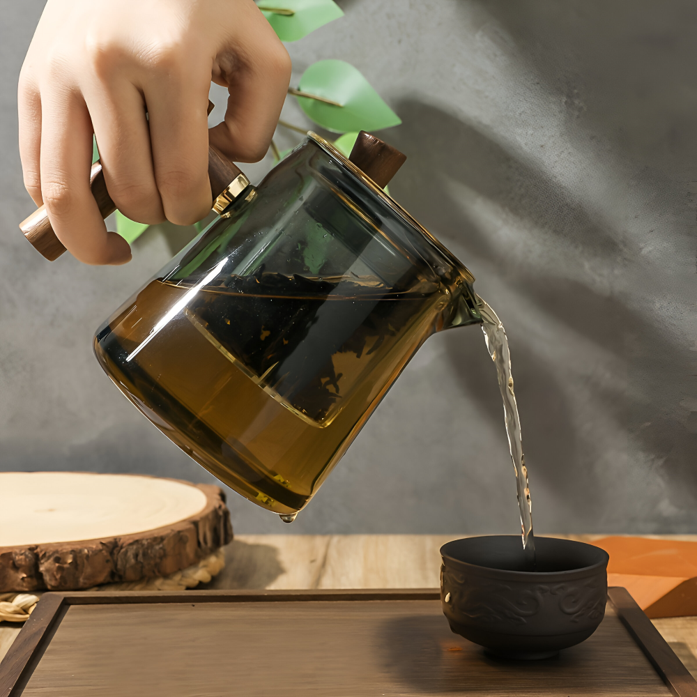 Élégante théière en verre et bois avec infuseur intégré. Design moderne pour votre cuisine.