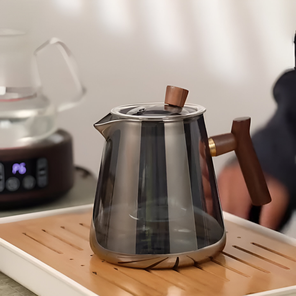 Théière en verre transparent avec poignée en bois et filtre infuseur. Pour savourer thé et infusions.