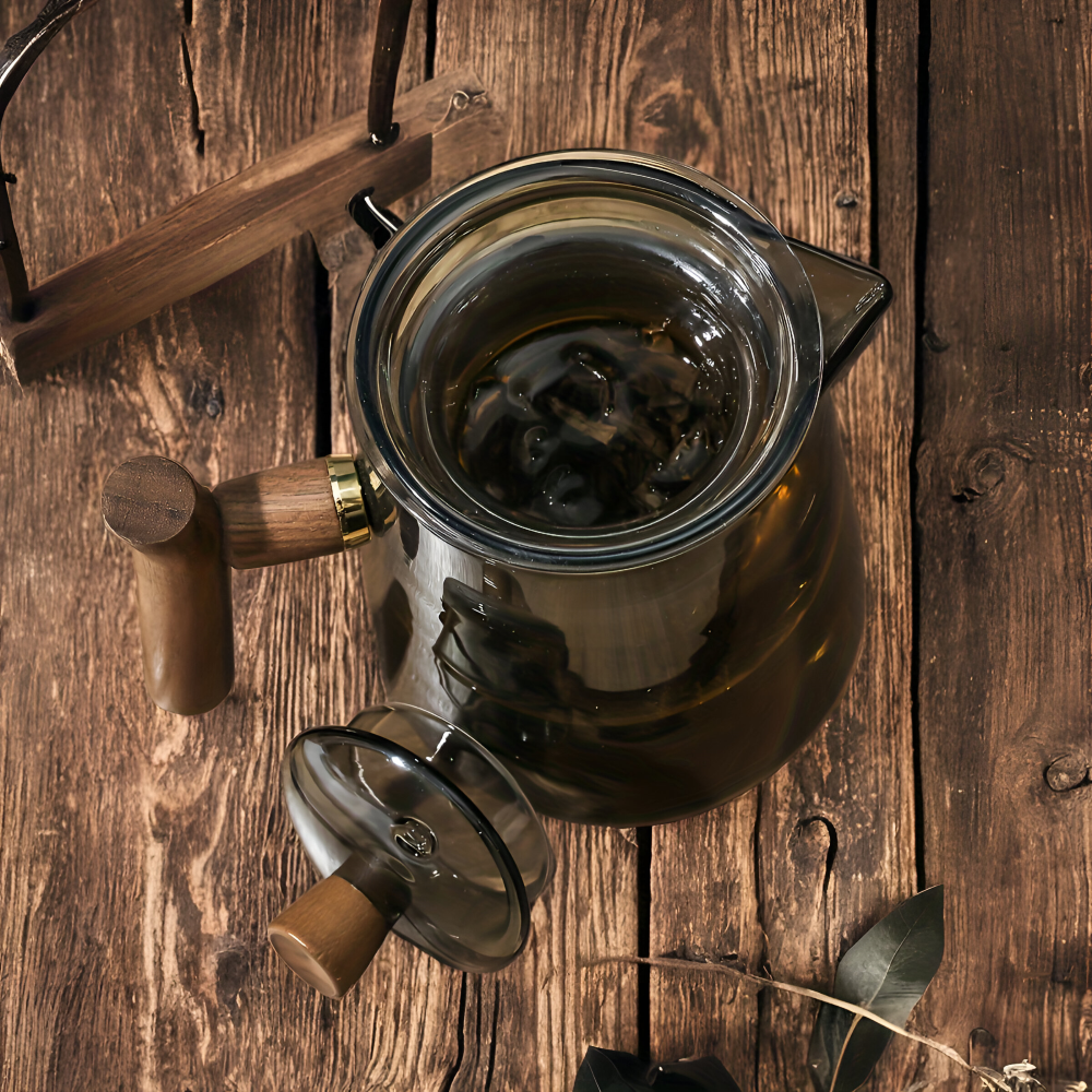 Verrerie design: Théière en verre avec infuseur pour thé en vrac et poignée en bois confortable.