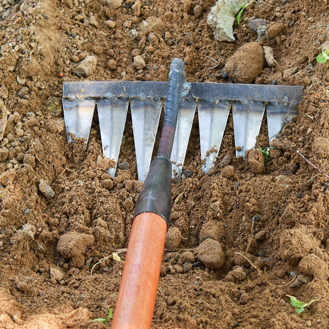 Outil de jardin manuel en métal résistant pour désherber efficacement et aérer le terrain.
