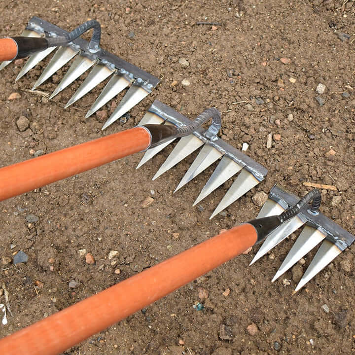 Râteau de jardinage en métal, essentiel pour désherber, niveler et entretenir votre espace vert.