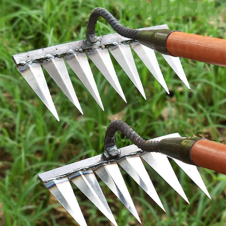 Outil en métal durable pour le désherbage manuel et l'égalisation de la terre du jardin.