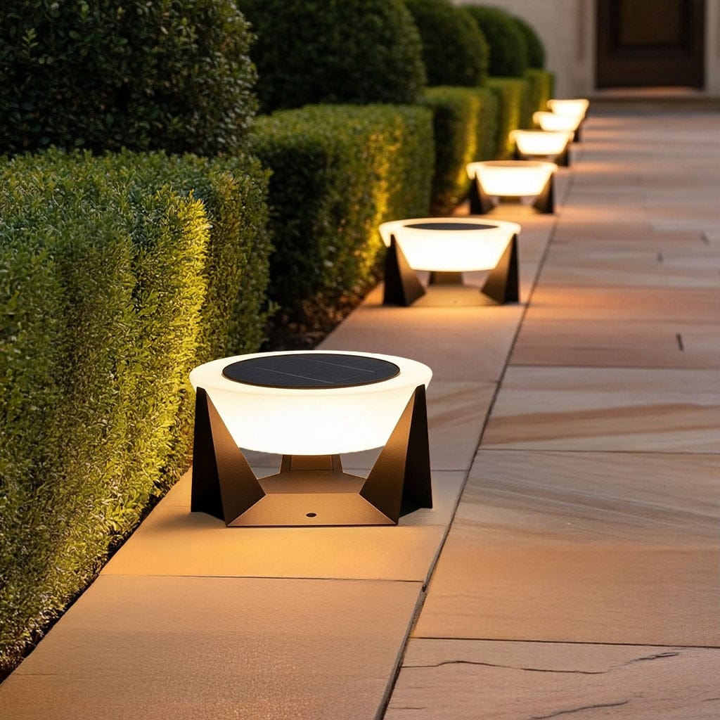 Lampe solaire autonome pour terrasse, fournit une lumière d'appoint agréable et décorative.