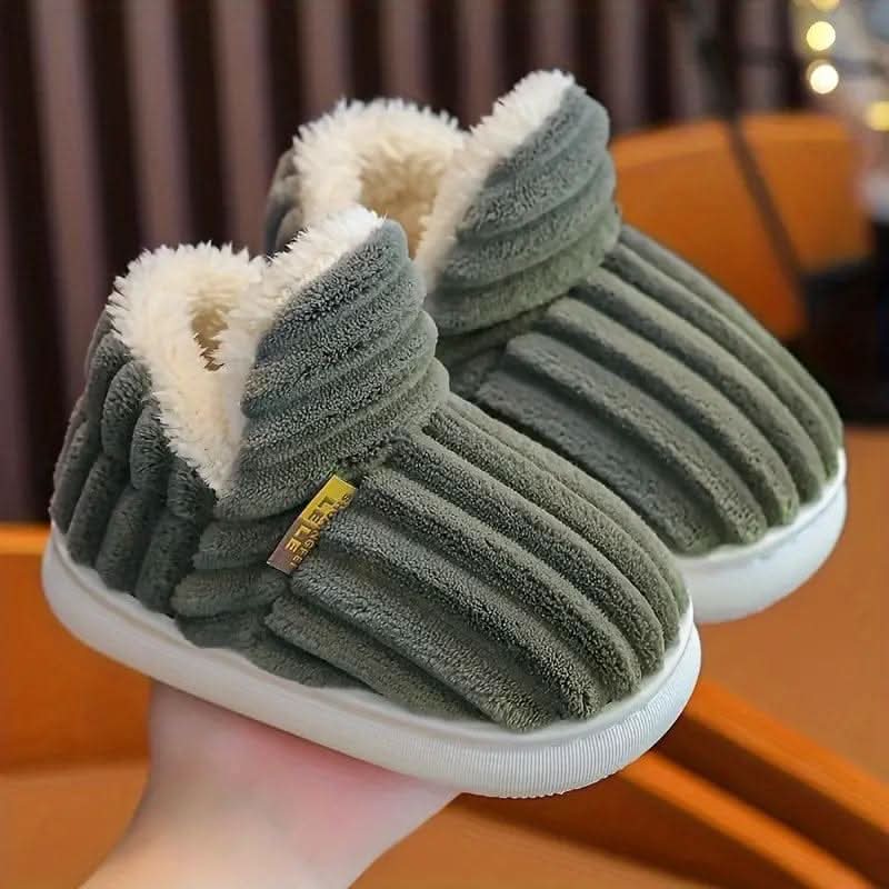 Chaussons antidérapants femme, design mocassin, chaleur et sécurité pour l'hiver.