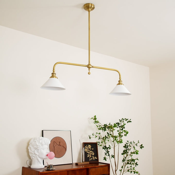 Suspension design double abat-jour en métal et verre, idéale pour un éclairage de cuisine moderne.