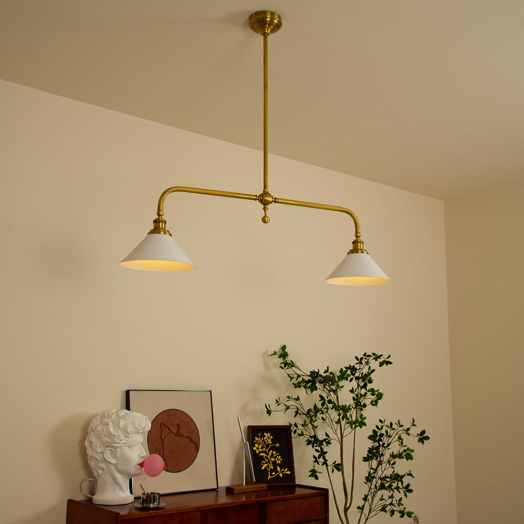 Luminaire moderne avec deux abat-jours en verre et métal, éclairage chic pour salle à manger.