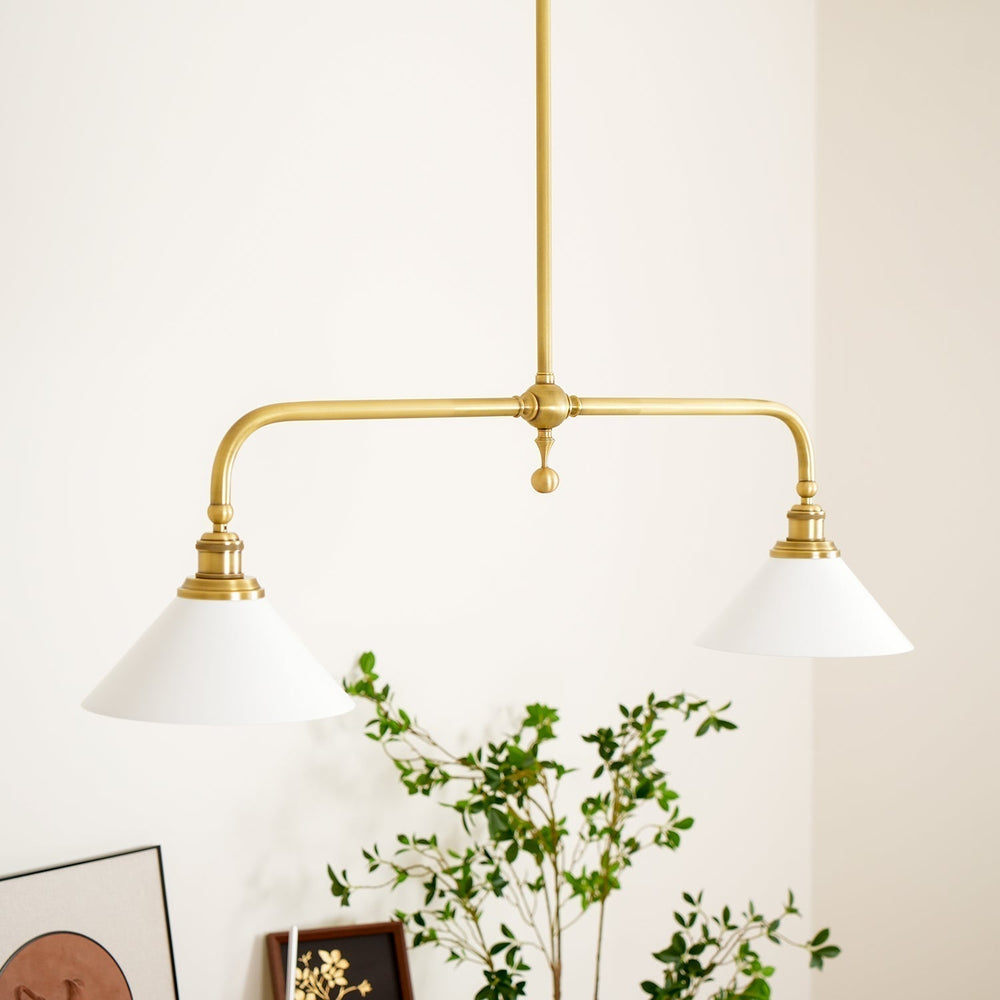 Luminaire suspension moderne à deux abat-jours, parfait pour salle à manger ou cuisine design.