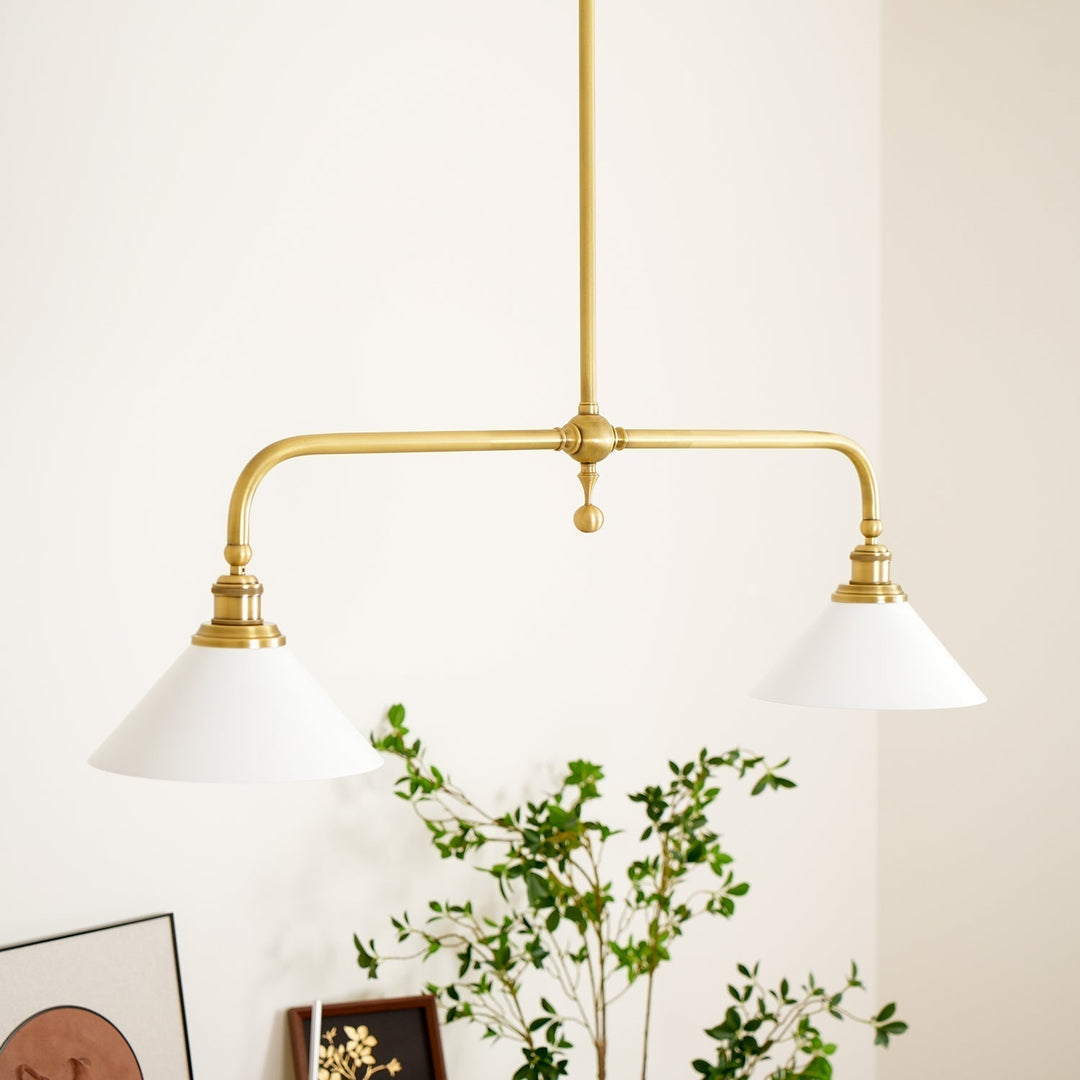 Luminaire suspension moderne à deux abat-jours, parfait pour salle à manger ou cuisine design.