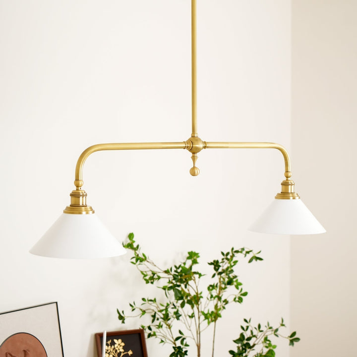 Luminaire suspension moderne à deux abat-jours, parfait pour salle à manger ou cuisine design.