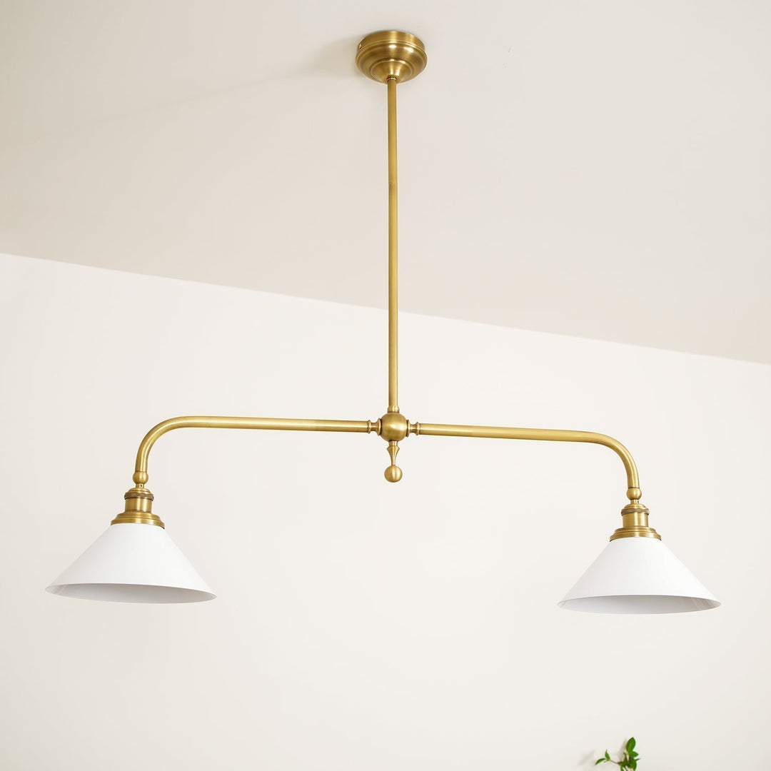 Suspension moderne pour salle à manger, deux abat-jours en métal et verre, éclairage raffiné.