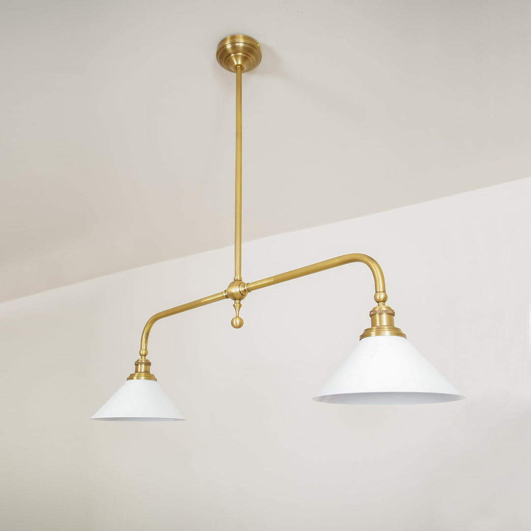 Luminaire design double abat-jour, parfait pour éclairer une cuisine contemporaine.
