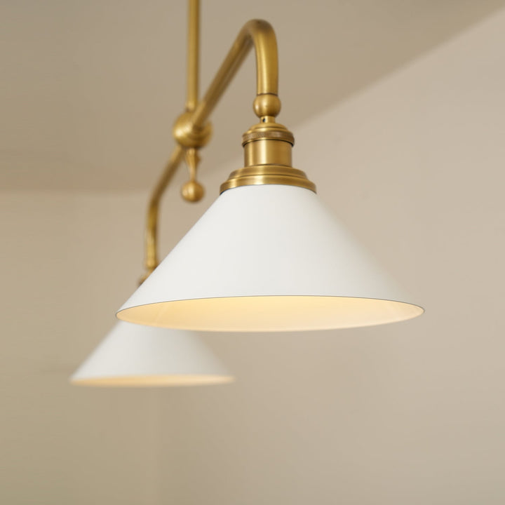 Suspension de cuisine à deux abat-jours en métal et verre, un éclairage moderne et fonctionnel.