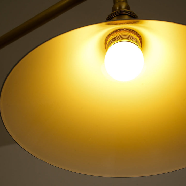 Luminaire design avec double abat-jour, pour un éclairage ciblé dans votre intérieur moderne.