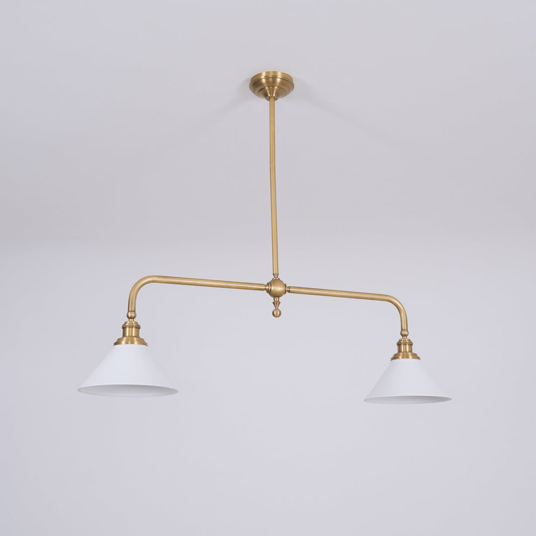 Luminaire design avec deux abat-jours en verre, idéal pour un éclairage de cuisine.