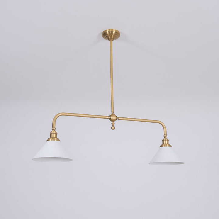 Luminaire design avec deux abat-jours en verre, idéal pour un éclairage de cuisine.