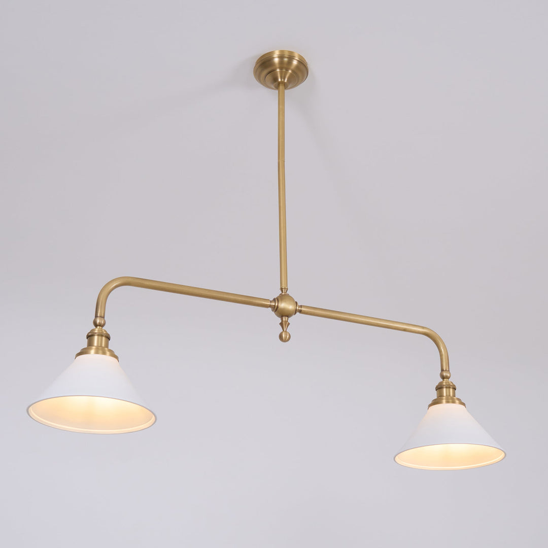 Suspension contemporaine, deux abat-jours combinant métal et verre, éclairage intérieur stylé.