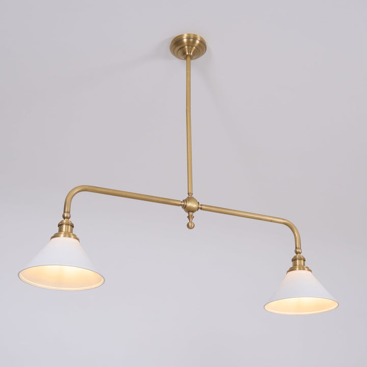 Suspension contemporaine, deux abat-jours combinant métal et verre, éclairage intérieur stylé.