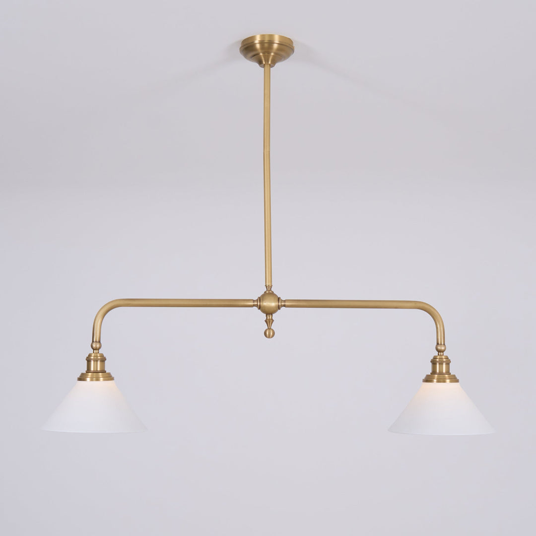 Luminaire élégant à double abat-jour, design moderne idéal pour une cuisine lumineuse.