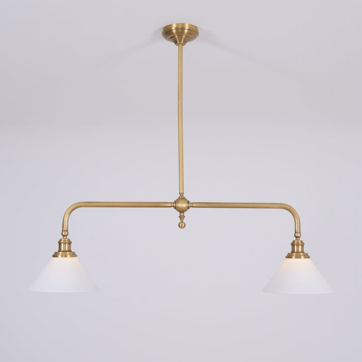 Luminaire élégant à double abat-jour, design moderne idéal pour une cuisine lumineuse.