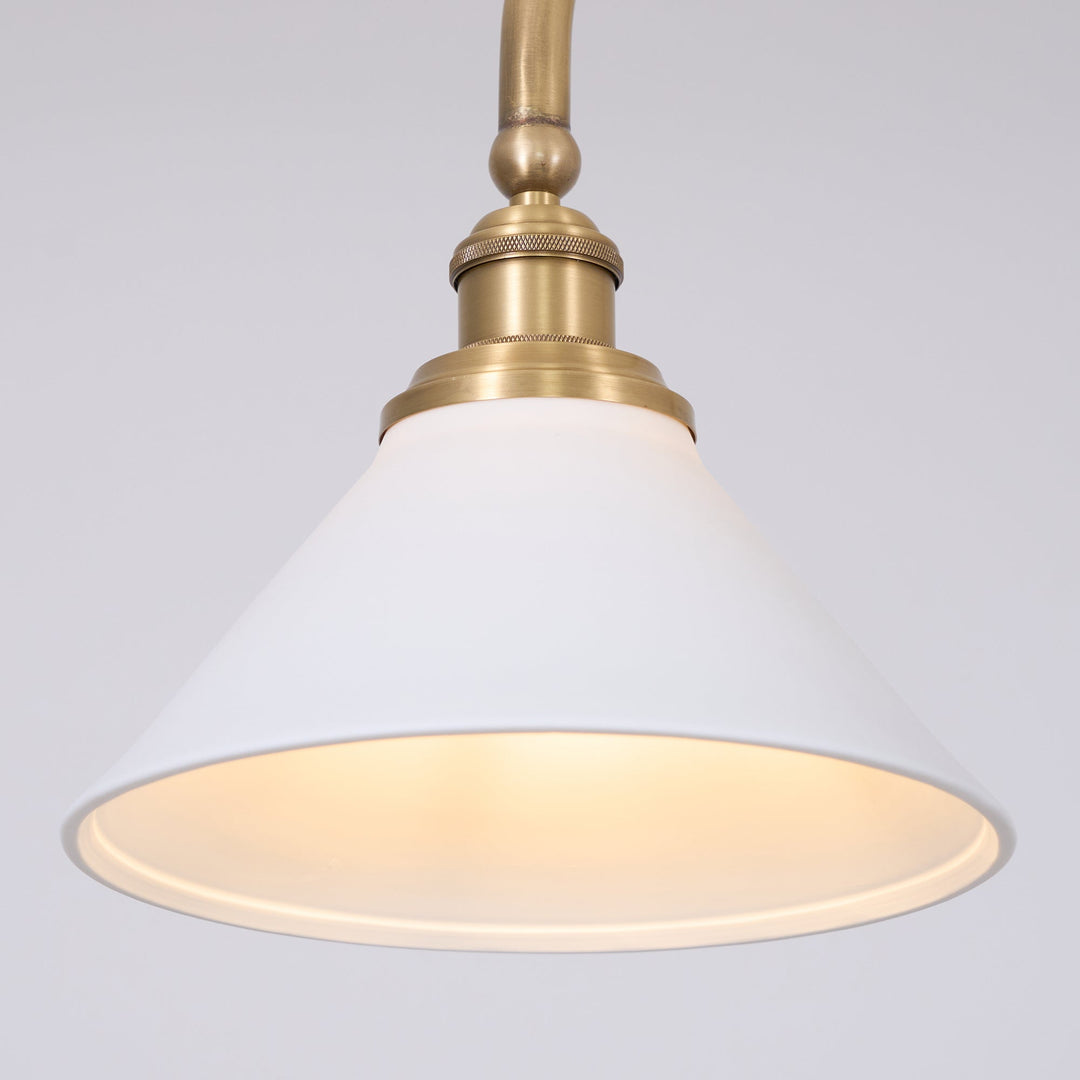 Suspension moderne avec abat-jours en métal, crée une ambiance lumineuse unique.