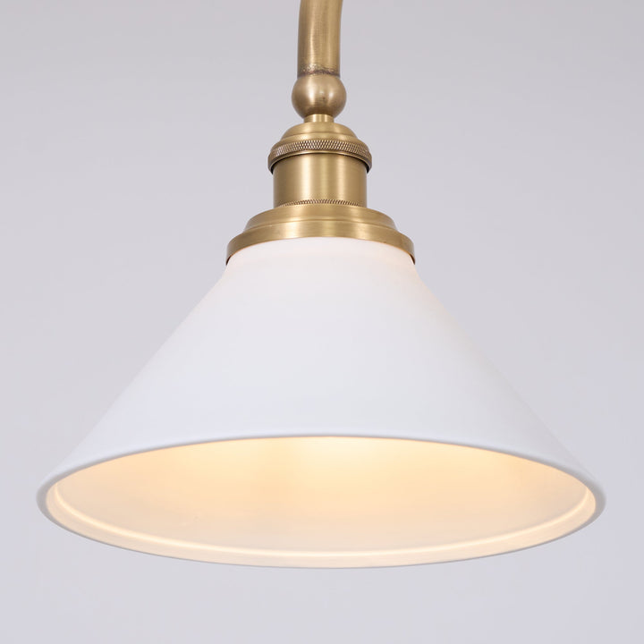 Suspension moderne avec abat-jours en métal, crée une ambiance lumineuse unique.