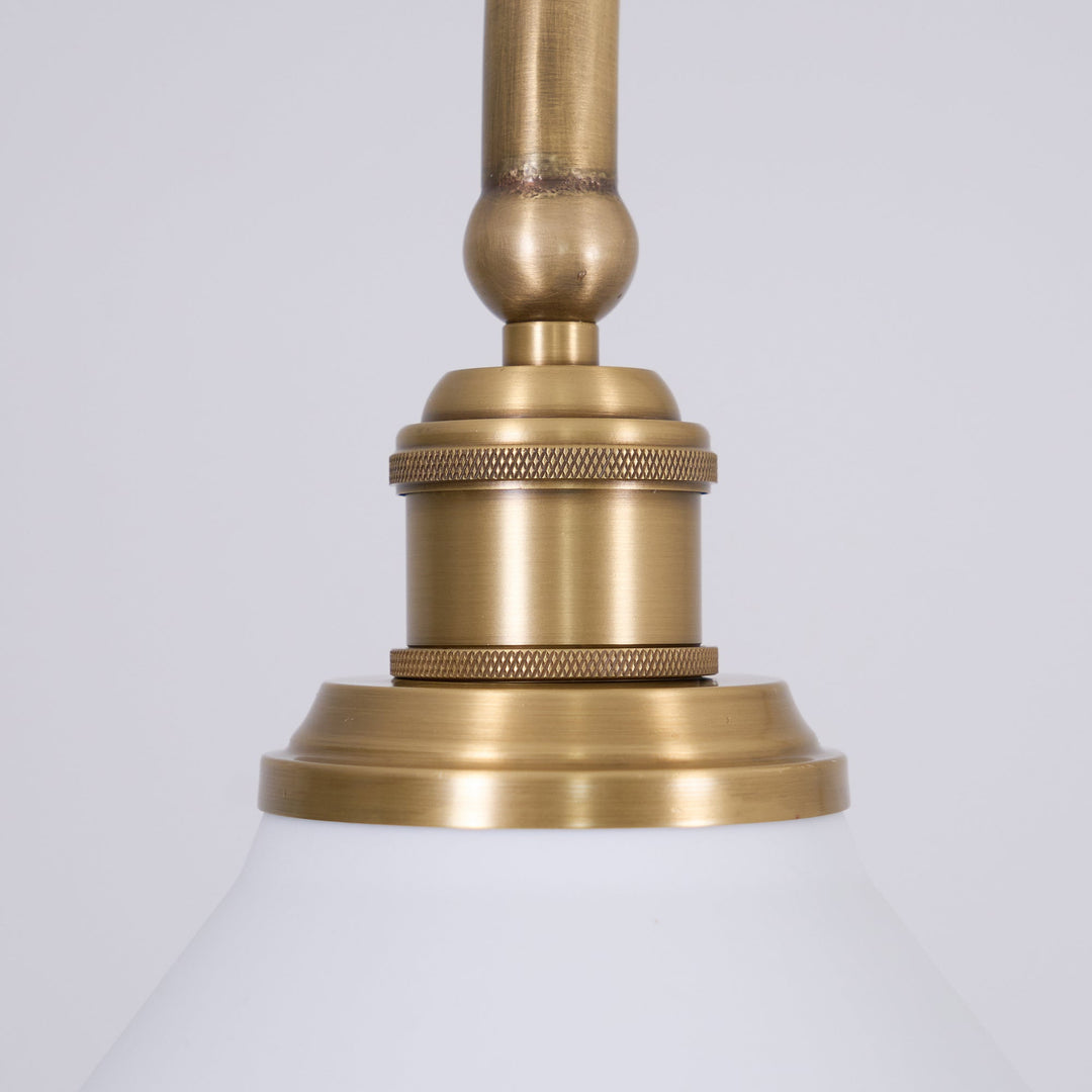 Luminaire design, deux abat-jours en verre, suspension parfaite pour un intérieur moderne.