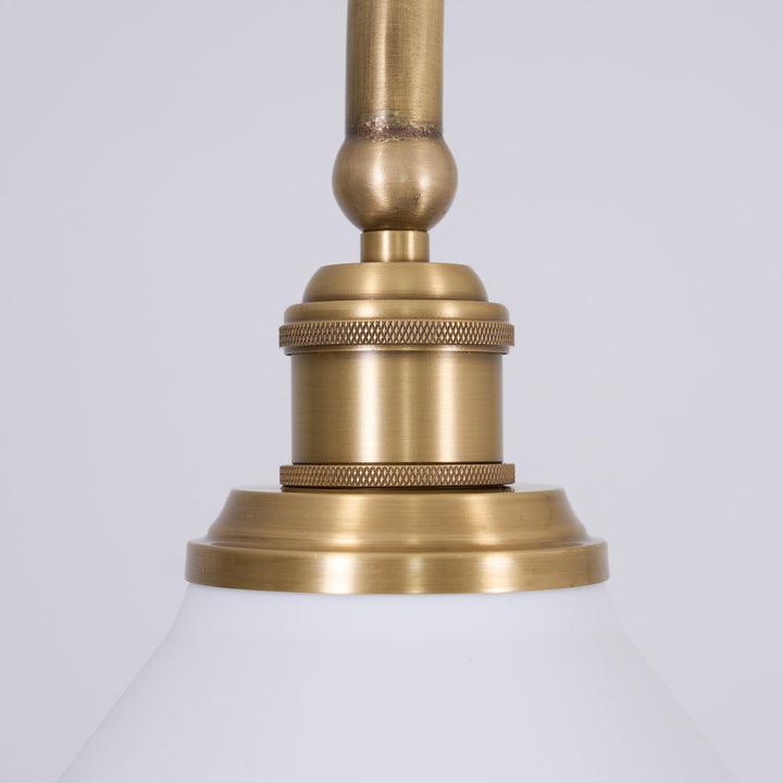 Luminaire design, deux abat-jours en verre, suspension parfaite pour un intérieur moderne.