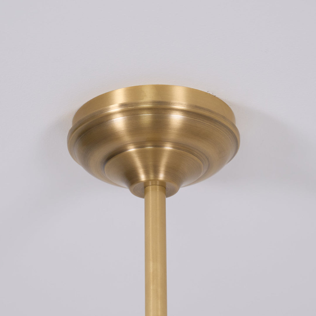Luminaire suspension design, double abat-jour, idéal pour éclairer une salle à manger moderne.