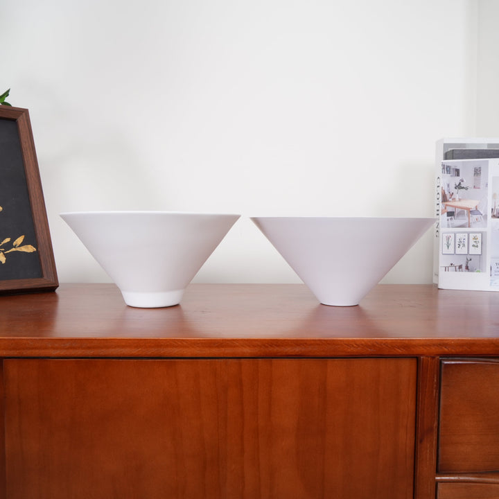 Luminaire moderne, double abat-jour en métal et verre, parfaite pour un éclairage élégant.