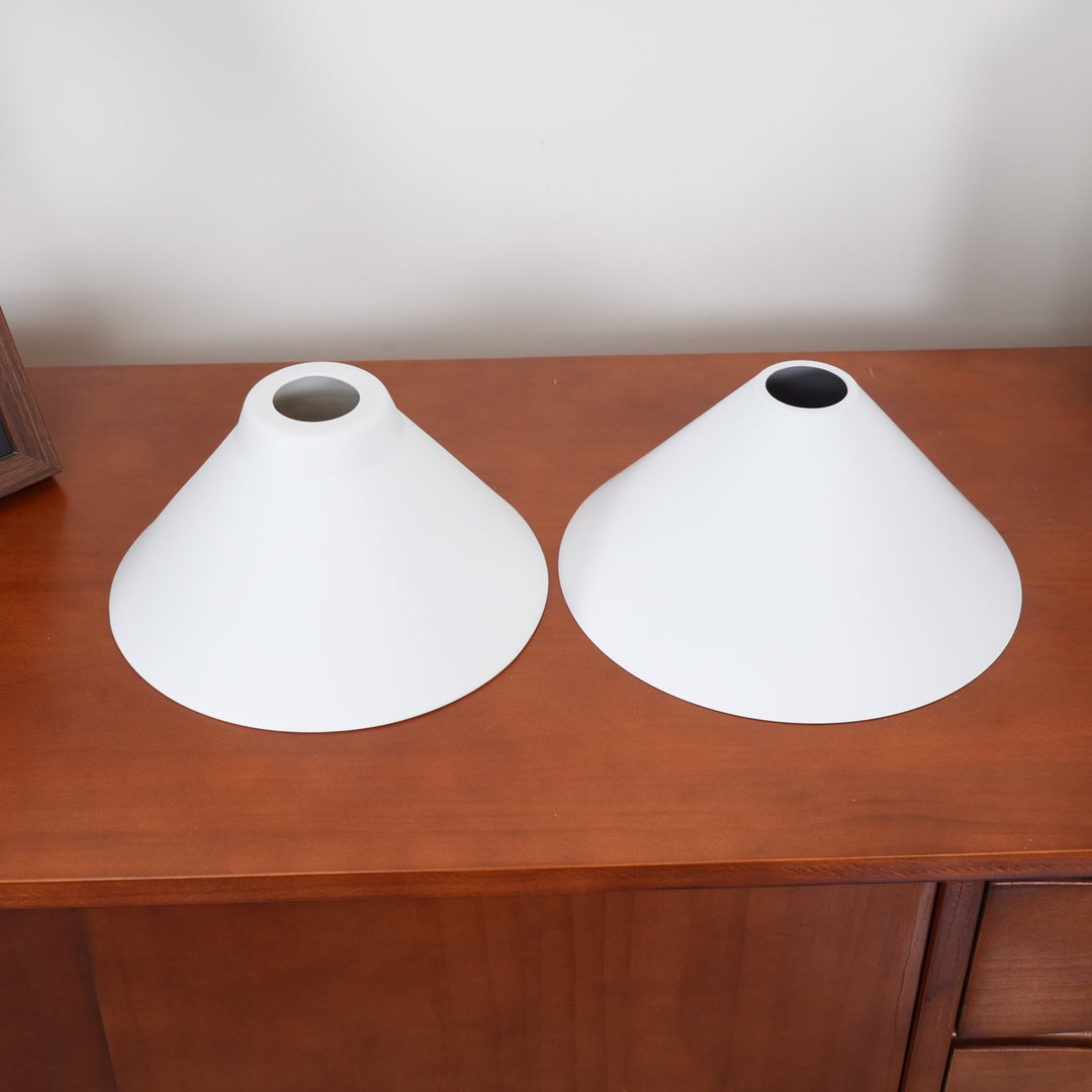 Éclairage suspension cuisine, deux abat-jours en verre, style contemporain et lumineux.