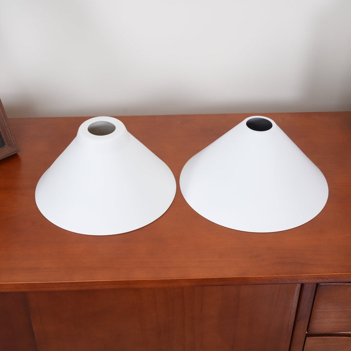 Éclairage suspension cuisine, deux abat-jours en verre, style contemporain et lumineux.