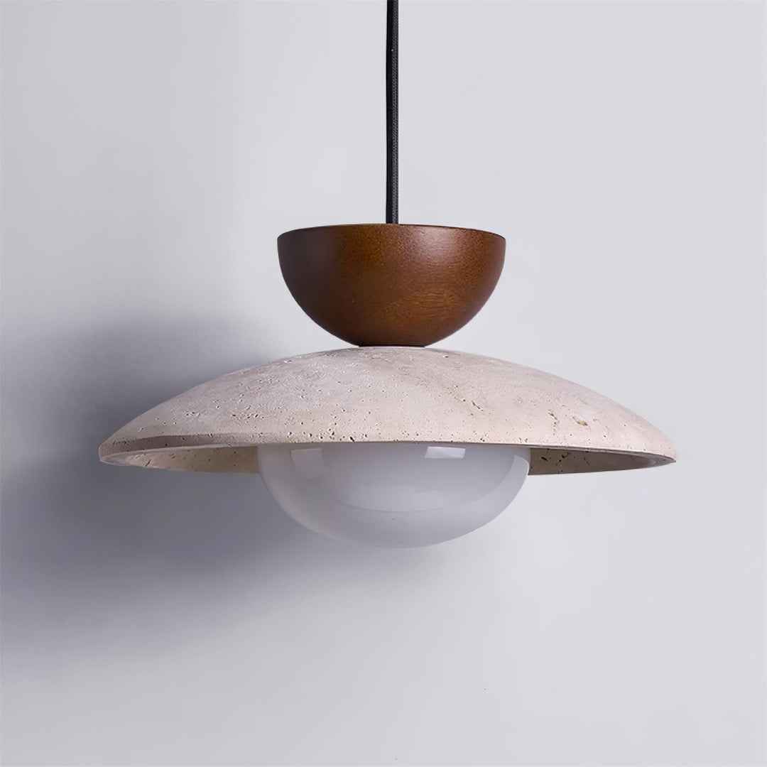 Suspension de salon en travertin, diffuseur en verre, touche de bois.