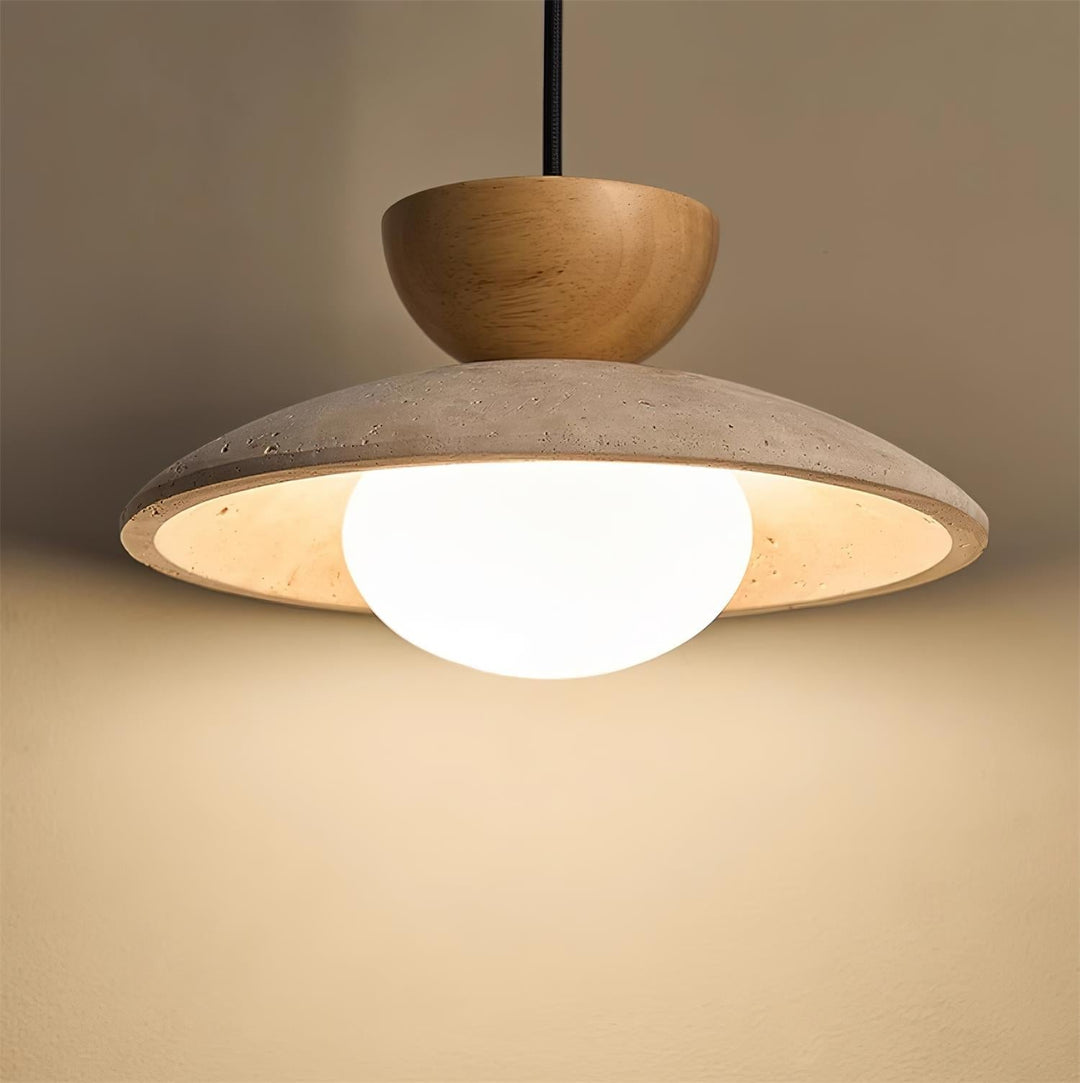 Design intemporel : suspension en travertin, bois et verre pour éclairage stylé.