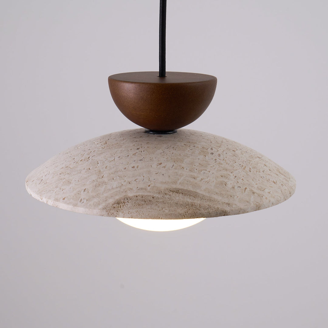 Suspension travertin, lumière douce pour une décoration de salle à manger minimaliste.