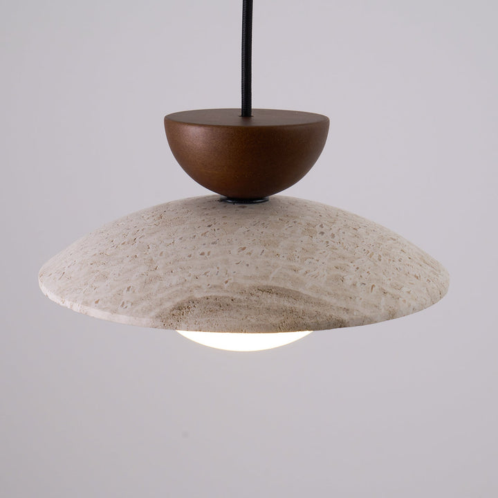 Suspension travertin, lumière douce pour une décoration de salle à manger minimaliste.