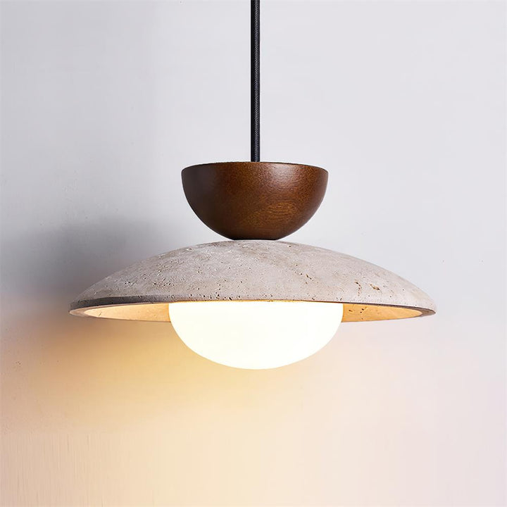 Luminaire suspendu travertin pour salle à manger, accent minimaliste.