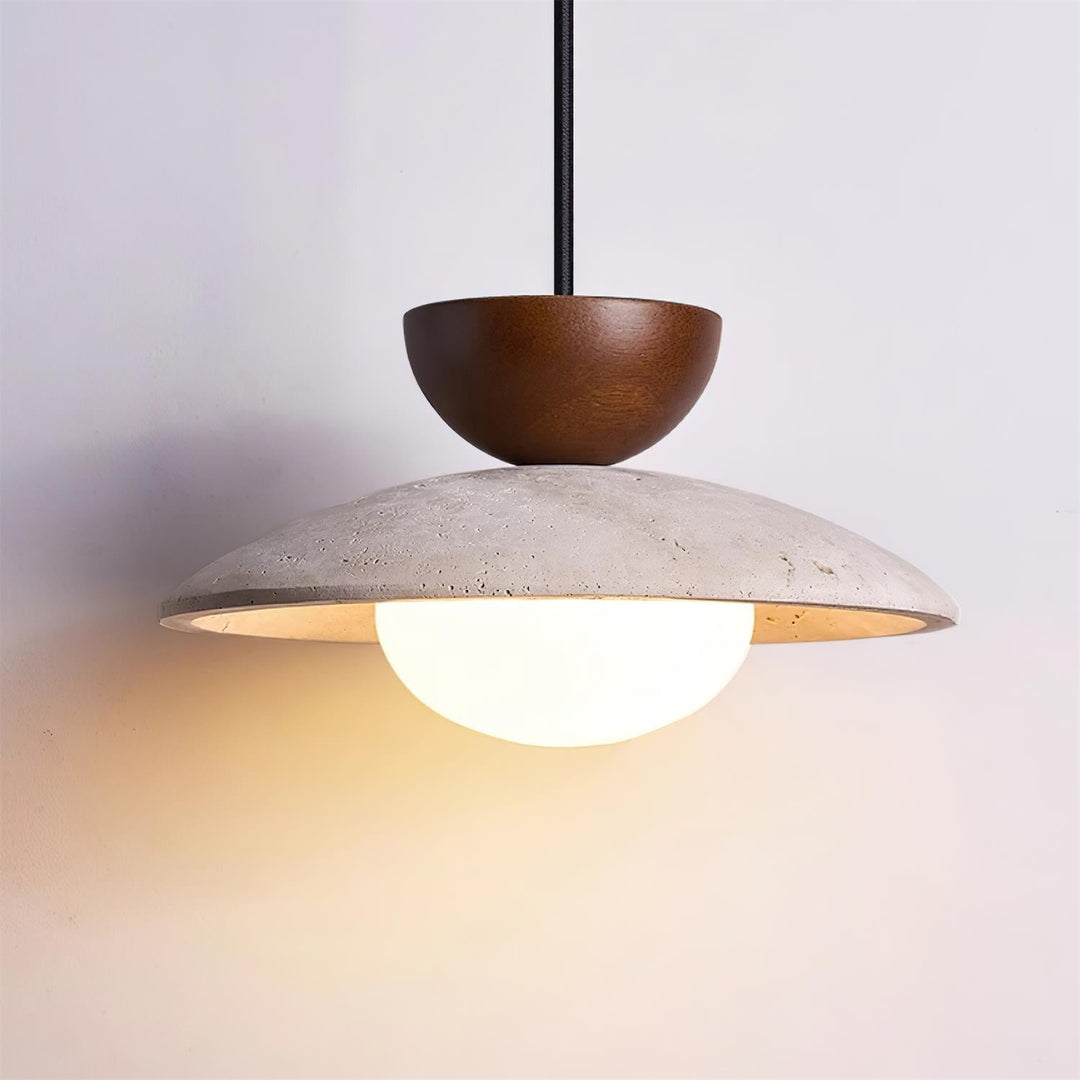 Luminaire suspension travertin et bois, idéal pour ambiance chaleureuse dans le salon.
