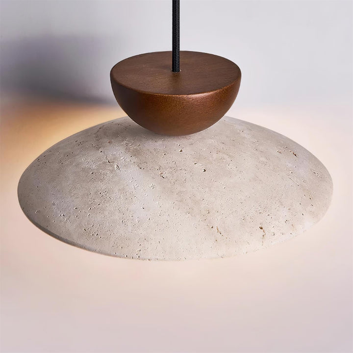 Décoration moderne, suspension en travertin pour un éclairage intérieur raffiné.