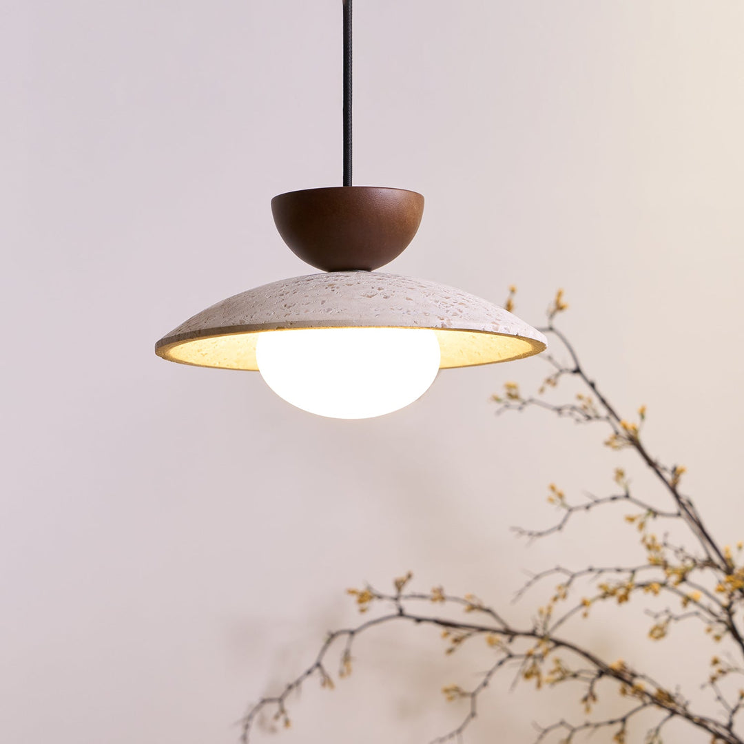 Suspension luminaire travertin et verre, design moderne pour salon élégant.