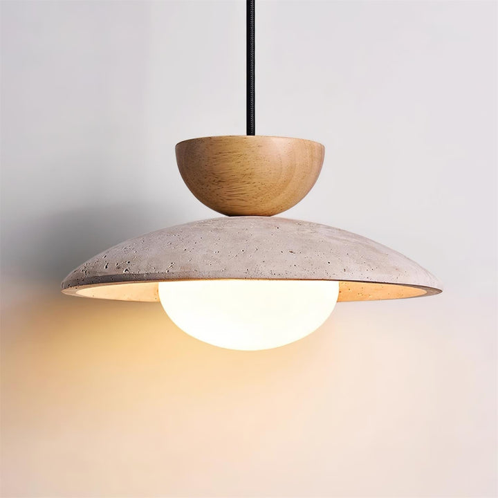 Luminaire design scandinave, suspension en travertin, bois clair et verre.
