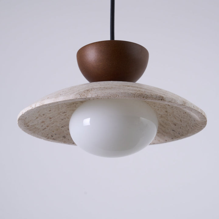 Luminaire suspendu, base en travertin, abat-jour en verre translucide, finition bois.