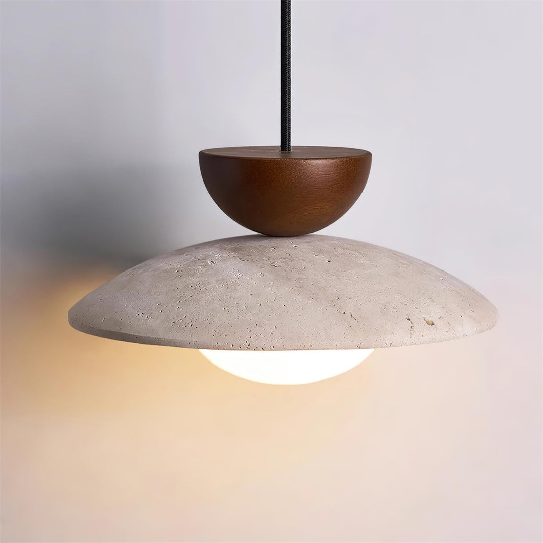 Éclairage décoratif, suspension minimaliste en travertin pour intérieur contemporain.