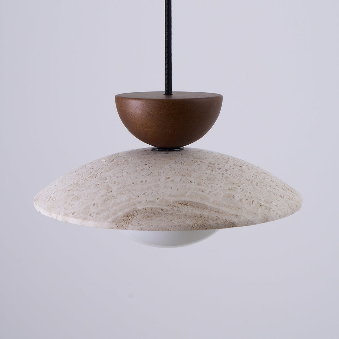 Éclairage intérieur de luxe : suspension en travertin, bois et verre.