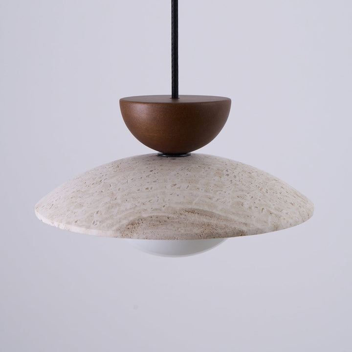 Éclairage intérieur de luxe : suspension en travertin, bois et verre.